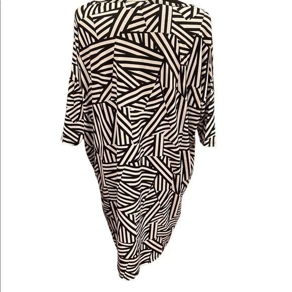 𝅺LULAROE Irma Short Sleeve Top - Picture 4 of 8